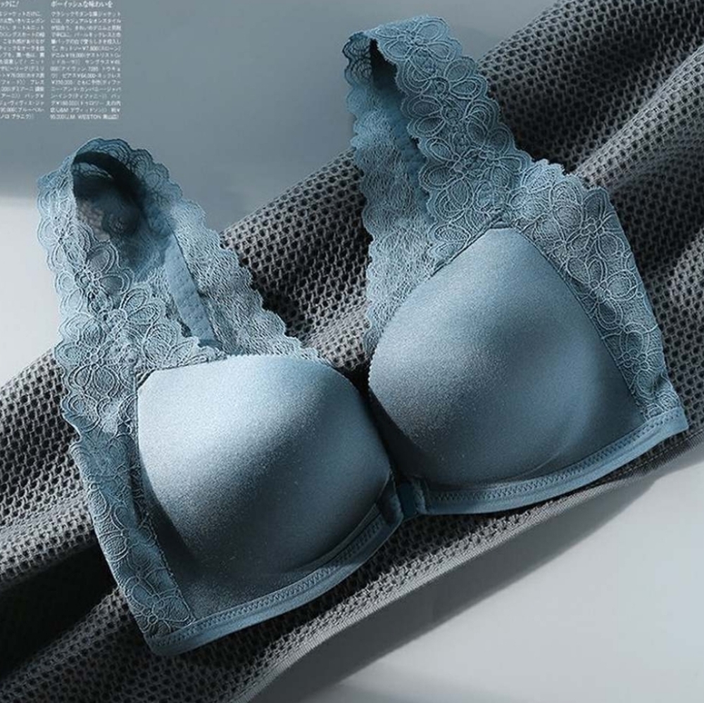 BNWOT Blue lace bra front closure